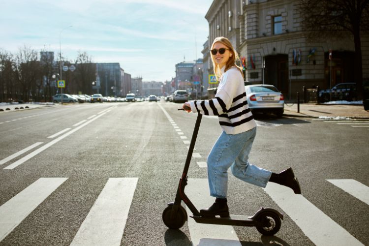 Scuter pentru adulți ca mijloc de transport ecologic? Cât mai mult posibil!