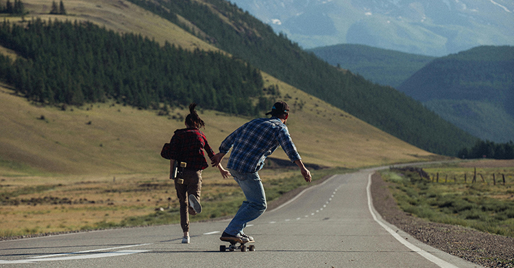 Longboard-ul nu este doar pentru oraș. Ce plăci sunt potrivite pentru sălbăticie?