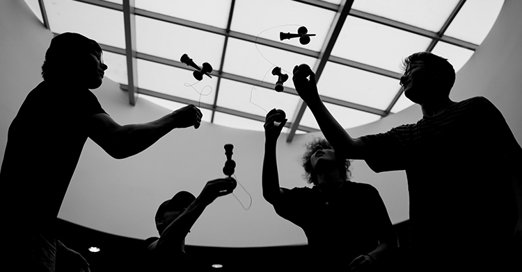 Kendama a mindfulness. Cum poate ajuta cântatul la kendama la reducerea stresului și la concentrare?