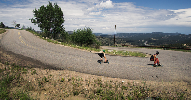 Cele mai bune tehnici de coborâre pe longboard: Cum să obțineți viteză și control?