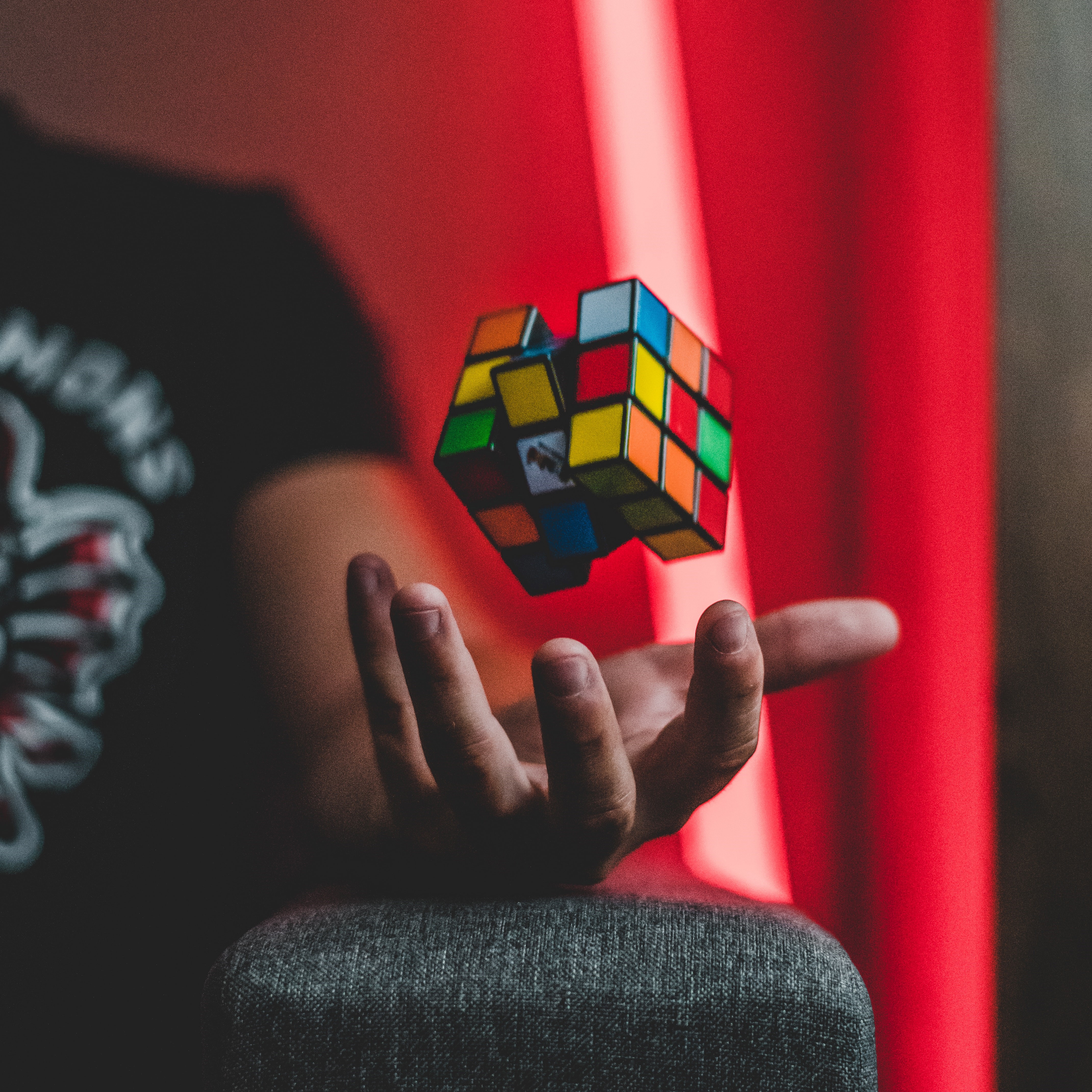 Cum să rezolvați un cub rubik? Tot ce trebuie să știți!