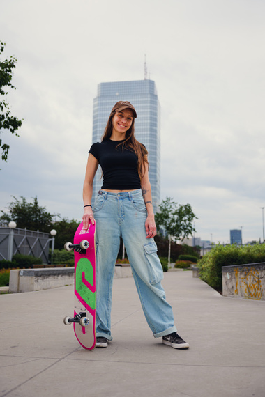 Skateboard complet Urban Sports cu logo roz 8.0"