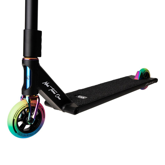 Scuter de performanță NKD Mono Black & Rainbow wys. 89 cm