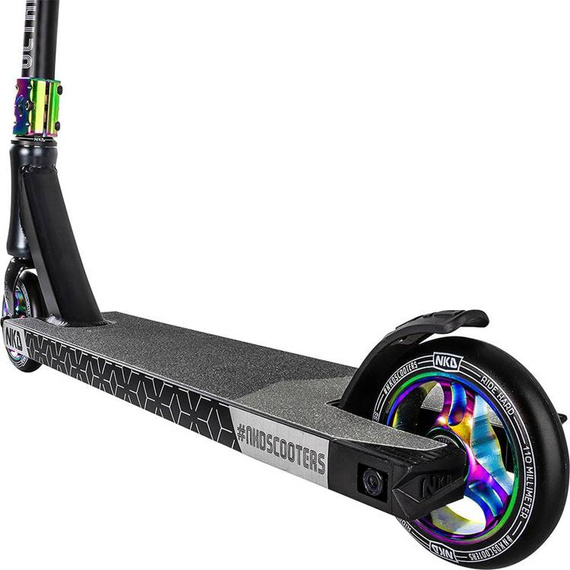 Scuter de performanță NKD Octane Black și Rainbow High. 82 cm
