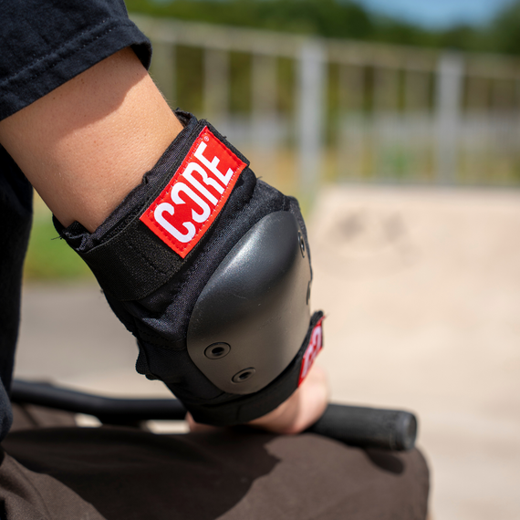 Protecții pentru coate CORE Street Elbow Pads Negru-Roșu 