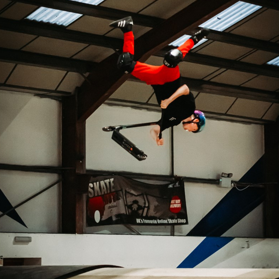 SLAMM Classic Stunt Neochrome 81,5 cm scuter de performanță pentru începători