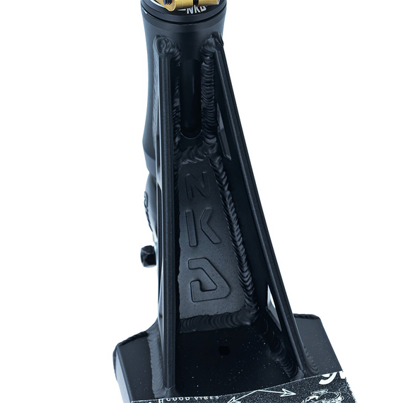 Performanță Scuter stradal ușor NKD GAS negru și aur wys. 85 cm
