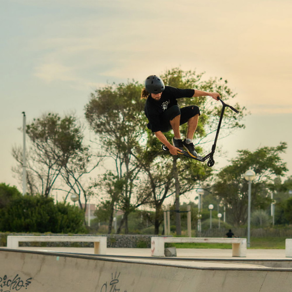 NKD RIZZ Stunt Scooter negru și curcubeu 81 cm
