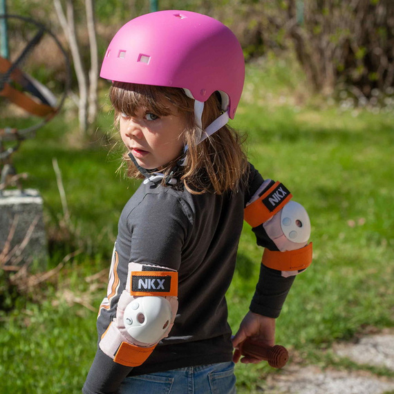 NKX Brain Saver Flower roz și alb Cască de skateboard