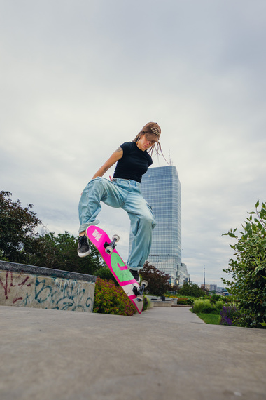 Skateboard complet Urban Sports cu logo roz 8.0"