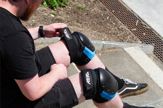 Genunchiere REKD Ramp L negru și albastru 