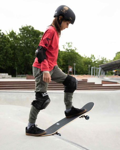 NKX Brain Saver Cască de skateboard cu craniu negru și auriu