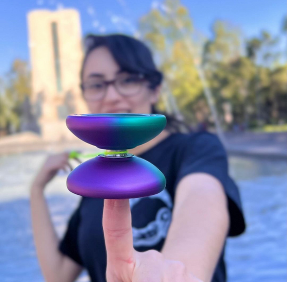 Yoyo pentru avansați YoYoFactory Axolotl Metal Green-Purple Splash