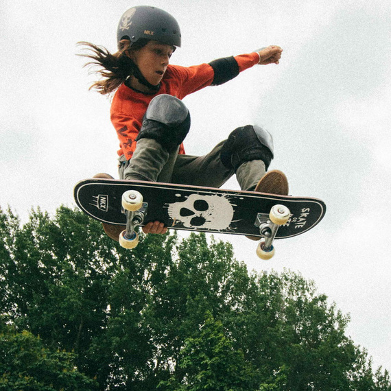 NKX Brain Saver Cască de skateboard cu craniu negru și auriu