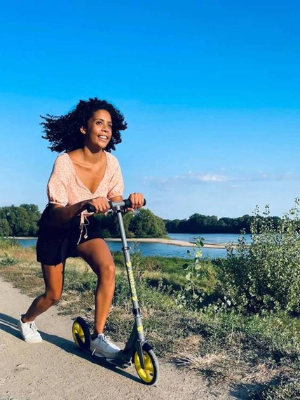 Scuter de transport cu roți mari Story Urban GO! Retro roz deschis