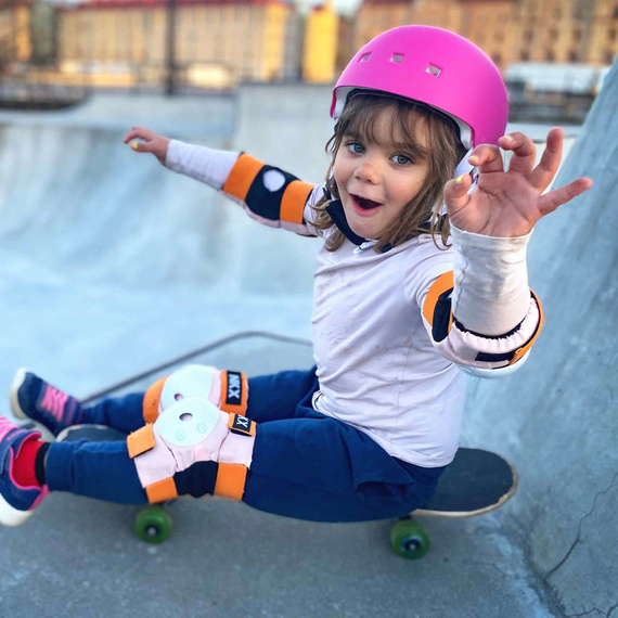 NKX Brain Saver Flower roz și alb Cască de skateboard