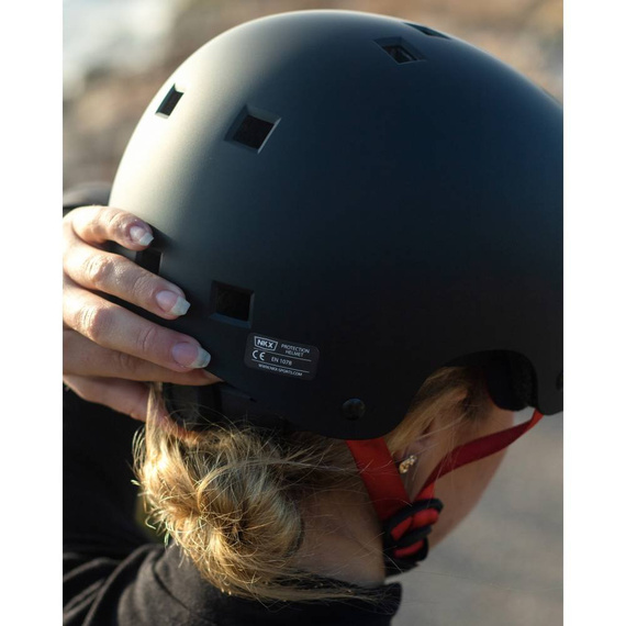 NKX Brain Saver Cască de skateboard negru și roșu