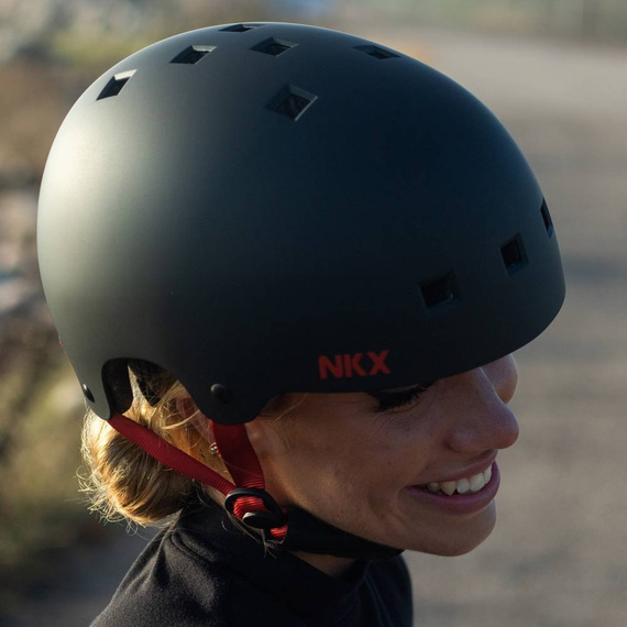 NKX Brain Saver Cască de skateboard negru și roșu