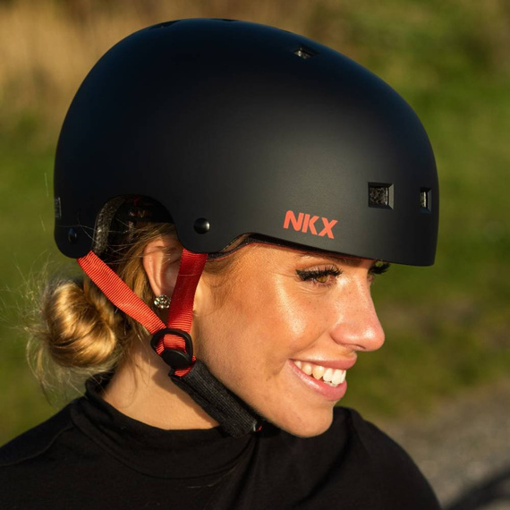 NKX Brain Saver Cască de skateboard negru și roșu