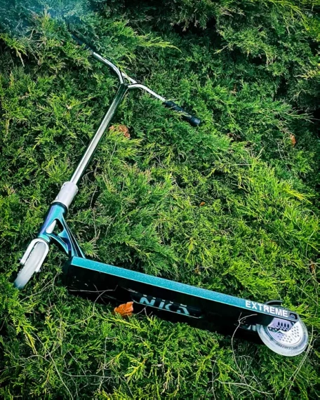 Performanță Scooter mare aluminiu ușor larg ghidon și platformă NKD Extreme negru wys. 91 cm
