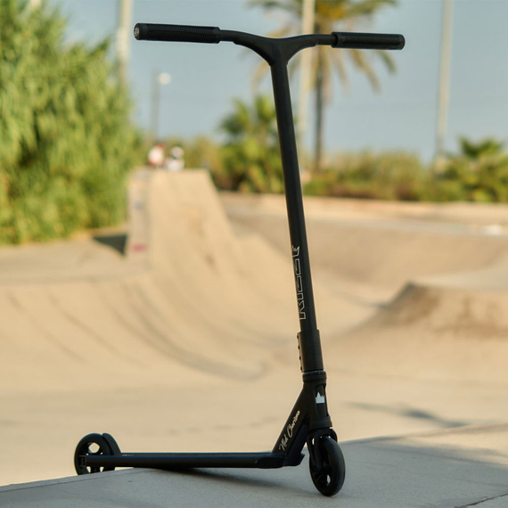 NKD RIZZ Stunt Scooter negru și curcubeu 81 cm