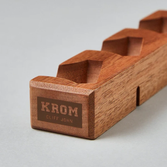 Suport pentru kendama KROM Cliff John Mahogany