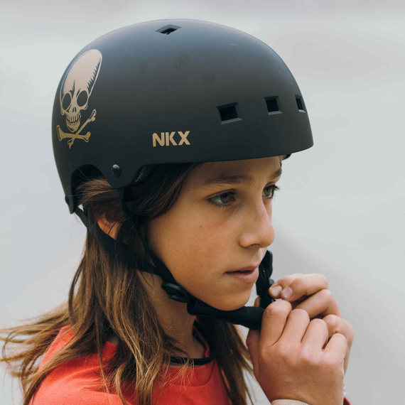 NKX Brain Saver Cască de skateboard cu craniu negru și auriu